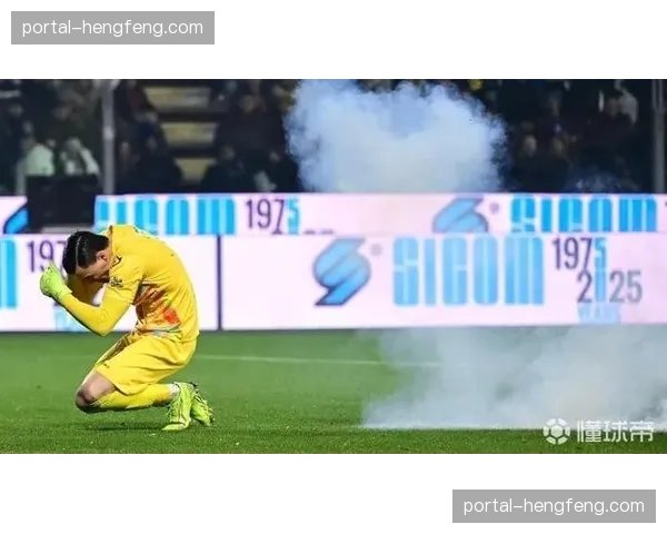 斯特拉斯堡主场因球迷投掷烟火比赛中断十分钟